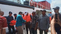 Nelayan Pemangkat-Sintete mendapatkan bantuan pelampung dari KPLP KN. Sarotama P. 112, Kamis (3/7/2025). Dok. Istimewa