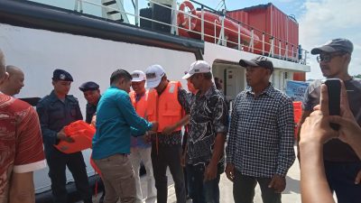 Nelayan Pemangkat-Sintete mendapatkan bantuan pelampung dari KPLP KN. Sarotama P. 112, Kamis (3/7/2025). Dok. Istimewa