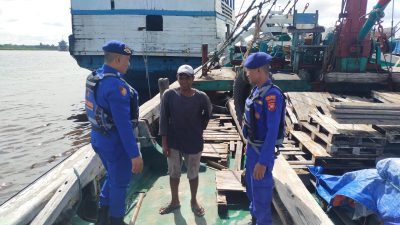 Personel Sat Polairud Polres Ketapang memberikan imbauan langsung kepada crew Kapal Kapuas Abadi I di Dermaga PT. P.S.A terkait pentingnya keselamatan pelayaran saat cuaca buruk, Kamis (3/7). Foto: HO/Faktakalbar.id