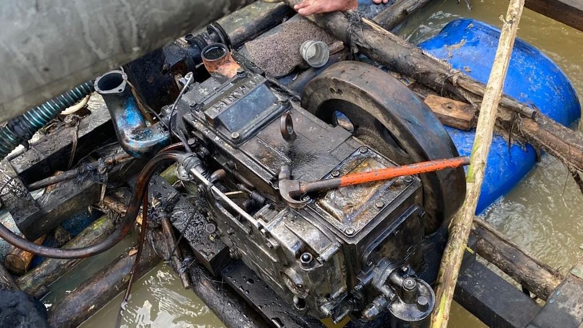 Mesin dompeng yang digunakan untuk aktivitas pertambangan emas tanpa izin (PETI) berhasil ditemukan dan dilumpuhkan oleh petugas Polsek Sekadau Hulu di aliran Sungai Sekadau, Kamis (3/7/2025). Foto: HO/Faktakalbar.id