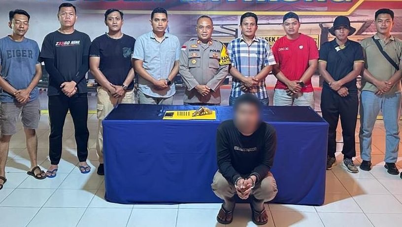Petugas Polsek Entikong saat mengamankan barang bukti senjata api rakitan dari tangan pelaku di wilayah perbatasan RI–Malaysia. (Dok. Ist)
