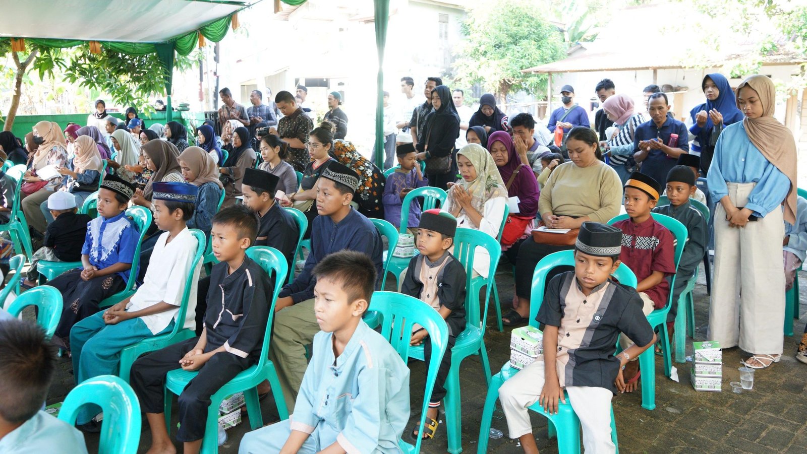 Para tamu undangan tengah melihat anak-anak yang dikhitan. Foto: HO/Faktakalbar.id