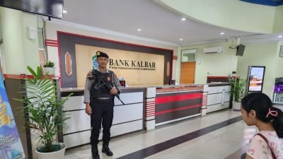 Petugas Polres Ketapang bersama satpam Bank Kalbar melakukan pengamanan dan memberikan imbauan kamtibmas kepada nasabah. Foto: HO/Faktakalbar.id