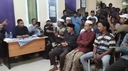 Tokoh masyarakat dan warga Desa Sepuk Laut saat musyawarah terkait tuntutan pencabutan HGU PT Punggur Alam Lestari, Kamis (3/7/2025). Foto: HO/Faktakalbar.idTokoh masyarakat dan warga Desa Sepuk Laut saat musyawarah terkait tuntutan pencabutan HGU PT Punggur Alam Lestari, Kamis (3/7/2025). Foto: HO/Faktakalbar.id