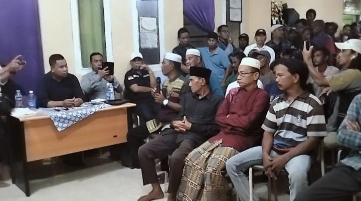 Tokoh masyarakat dan warga Desa Sepuk Laut saat musyawarah terkait tuntutan pencabutan HGU PT Punggur Alam Lestari, Kamis (3/7/2025). Foto: HO/Faktakalbar.idTokoh masyarakat dan warga Desa Sepuk Laut saat musyawarah terkait tuntutan pencabutan HGU PT Punggur Alam Lestari, Kamis (3/7/2025). Foto: HO/Faktakalbar.id