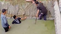 "Warga saat melakukan pencarian dua bocah yang tenggelam di Parit Desa Matang Danau, Kecamatan Paloh, Jumat (4/7/2025). (dok.ist)"