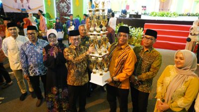Wali Kota Pontianak Edi Rusdi Kamtono menyerahkan piala Juara Umum MTQ ke-33 Tingkat Kota Pontianak kepada Camat Pontianak Utara Indrawan. Foto: HO/Faktakalbar.id