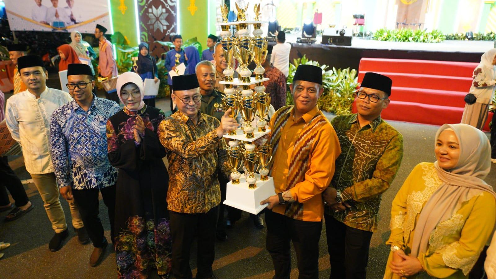 Wali Kota Pontianak Edi Rusdi Kamtono menyerahkan piala Juara Umum MTQ ke-33 Tingkat Kota Pontianak kepada Camat Pontianak Utara Indrawan. Foto: HO/Faktakalbar.id
