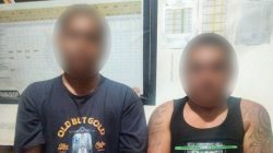 Dua pria yang diduga terlibat dalam serangkaian aksi pencurian di wilayah Kembayan dan Beduai, Kabupaten Sanggau, saat diamankan oleh pihak kepolisian untuk menjalani pemeriksaan lebih lanjut. (Dok. Ist)