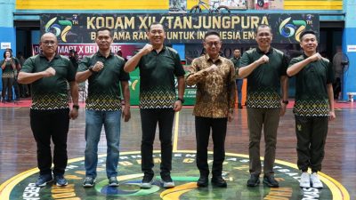 Pangdam XII/Tanjungpura, Mayjen TNI Jamallulael, bersama Wali Kota Pontianak, saat secara simbolis membuka Open Tournament Basketball Pangdam Cup 2025 di GOR Perbasi Pontianak, Sabtu malam (5/7/2025). Foto: HO/Faktakalbar.id