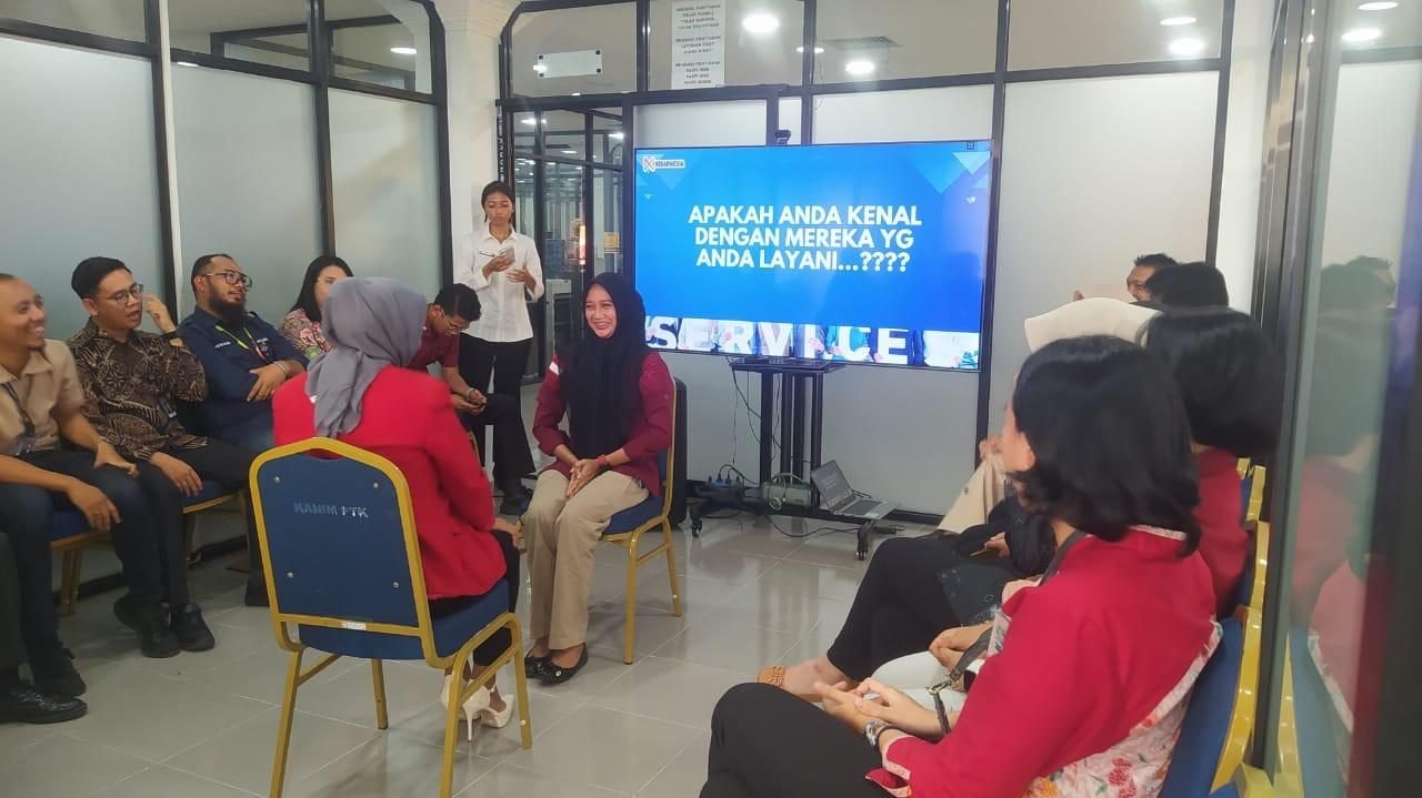 Suasana pelatihan public speaking yang digelar Kantor Imigrasi Kelas I TPI Pontianak, diikuti antusias oleh para petugas pelayanan demi meningkatkan keterampilan komunikasi langsung kepada masyarakat. Foto: HO/Faktakalbar.id