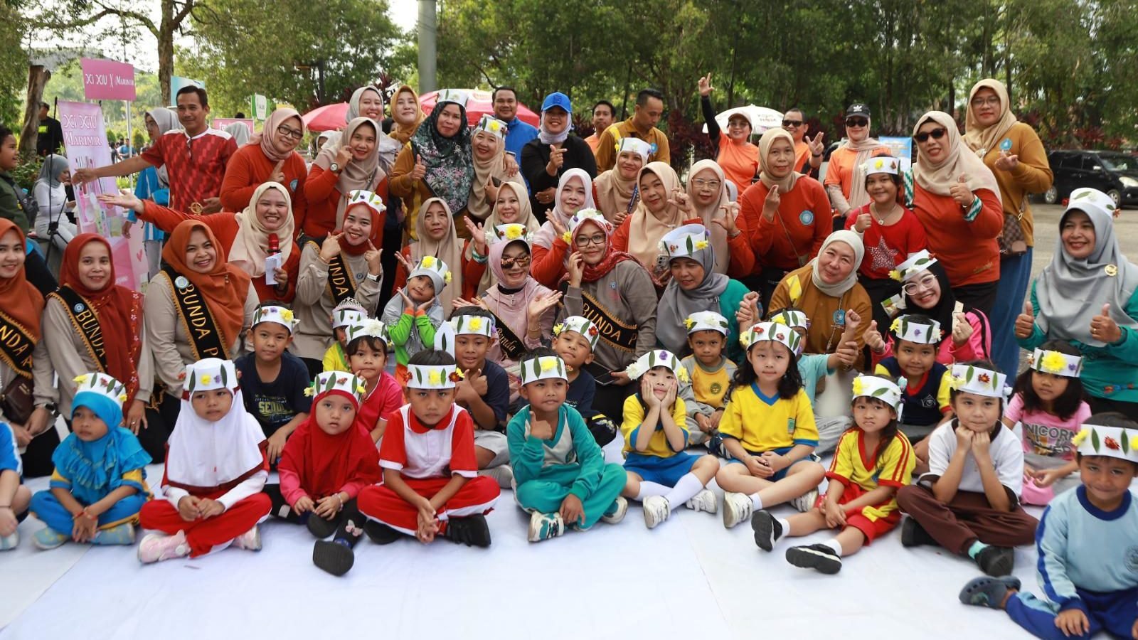 Bunda PAUD Kota Pontianak, Yanieta Arbiastutie Kamtono, bersama anak-anak dalam kegiatan edukatif dan kreatif saat sosialisasi Perwa Nomor 113 Tahun 2021 di halaman PMI Kota Pontianak. Foto: HO/Faktaklabar.id