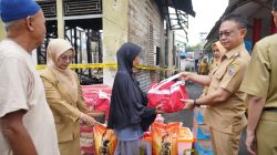 Wali Kota Pontianak Edi Rusdi Kamtono menyerahkan bantuan kepada korban kebakaran di Gang Baru Jalan Merdeka. Foto: HO/Faktakalbar.id