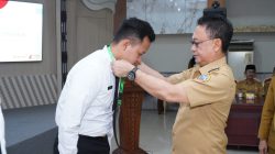 Wali Kota Pontianak Edi Rusdi Kamtono mengalungkan tanda peserta pelatihan dasar secara simbolis kepada CPNS. Foto: HO/Faktakalbar.id