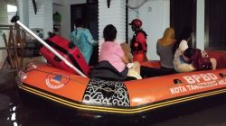Tim BPBD Kota Tangerang Selatan melakukan evakuasi warga terdampak banjir, Minggu (6/7). Sumber Foto: BPBD Kota Tangerang