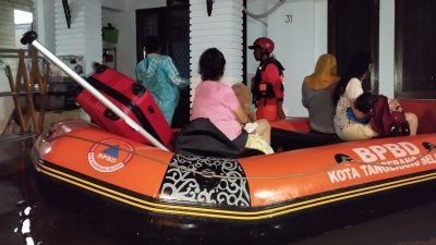 Tim BPBD Kota Tangerang Selatan melakukan evakuasi warga terdampak banjir, Minggu (6/7). Sumber Foto: BPBD Kota Tangerang