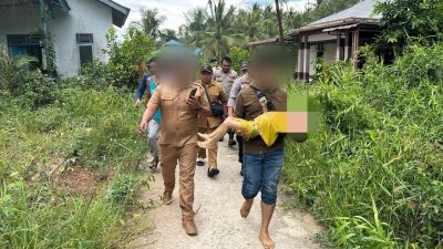 Pihak Kepolisian bersama warga saat mengevakuasi korban anak yang ditemukan tewas di Sungai Sebangkau Kecamatan Pemangkat, Senin (7/7/2025). (Dok.ist)