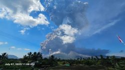 Erupsi Eksplosif Gunung Lewotobi Laki-laki: Kolom Abu Capai 18.000 Meter. Foto: HO/Faktakalbar.id