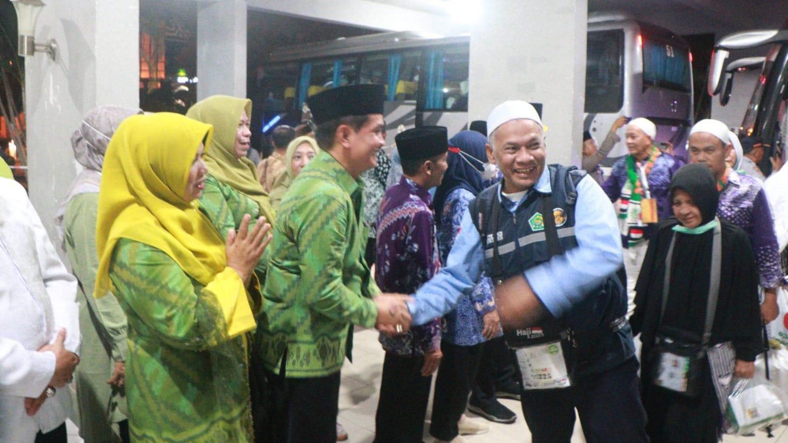 Wakil Wali Kota Pontianak Bahasan menyambut kedatangan jemaah haji asal Kota Pontianak yang baru tiba dari tanah suci. Foto: HO/Faktakalbar.id