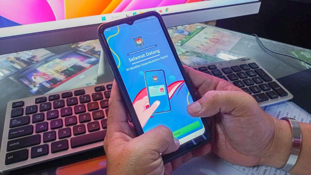 Warga tengah mengakses plikasi Identitas Kependudukan Digital (IKD). Foto: HO/Faktakalbar.id