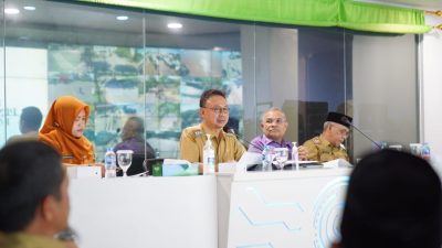 Wali Kota Pontianak Edi Rusdi Kamtono saat memimpin rapat capaian realisasi PAD Kota Pontianak Triwulan II 2025. Foto: HO/Faktakalbar.id