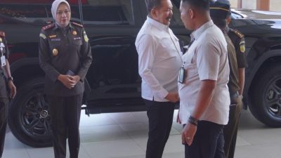Jaksa Agung ST Burhanuddin kunjungi Kejati Kalbar. Apresiasi kinerja, ingatkan integritas, dan dorong pemberantasan korupsi di seluruh jajaran Kejaksaan.