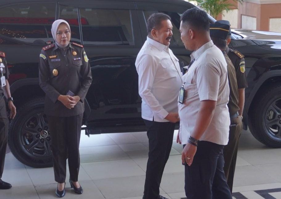 Jaksa Agung ST Burhanuddin kunjungi Kejati Kalbar. Apresiasi kinerja, ingatkan integritas, dan dorong pemberantasan korupsi di seluruh jajaran Kejaksaan.