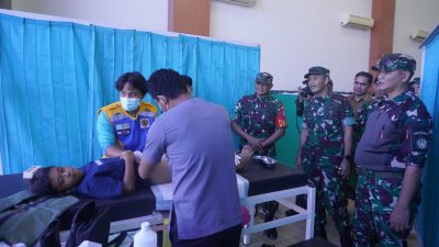 Petugas medis TNI memeriksa kesehatan warga dalam rangkaian kegiatan bakti sosial di PLBN Nanga Badau, Kapuas Hulu, Selasa (8/7/2025). Foto: HO/Faktakalbar.id