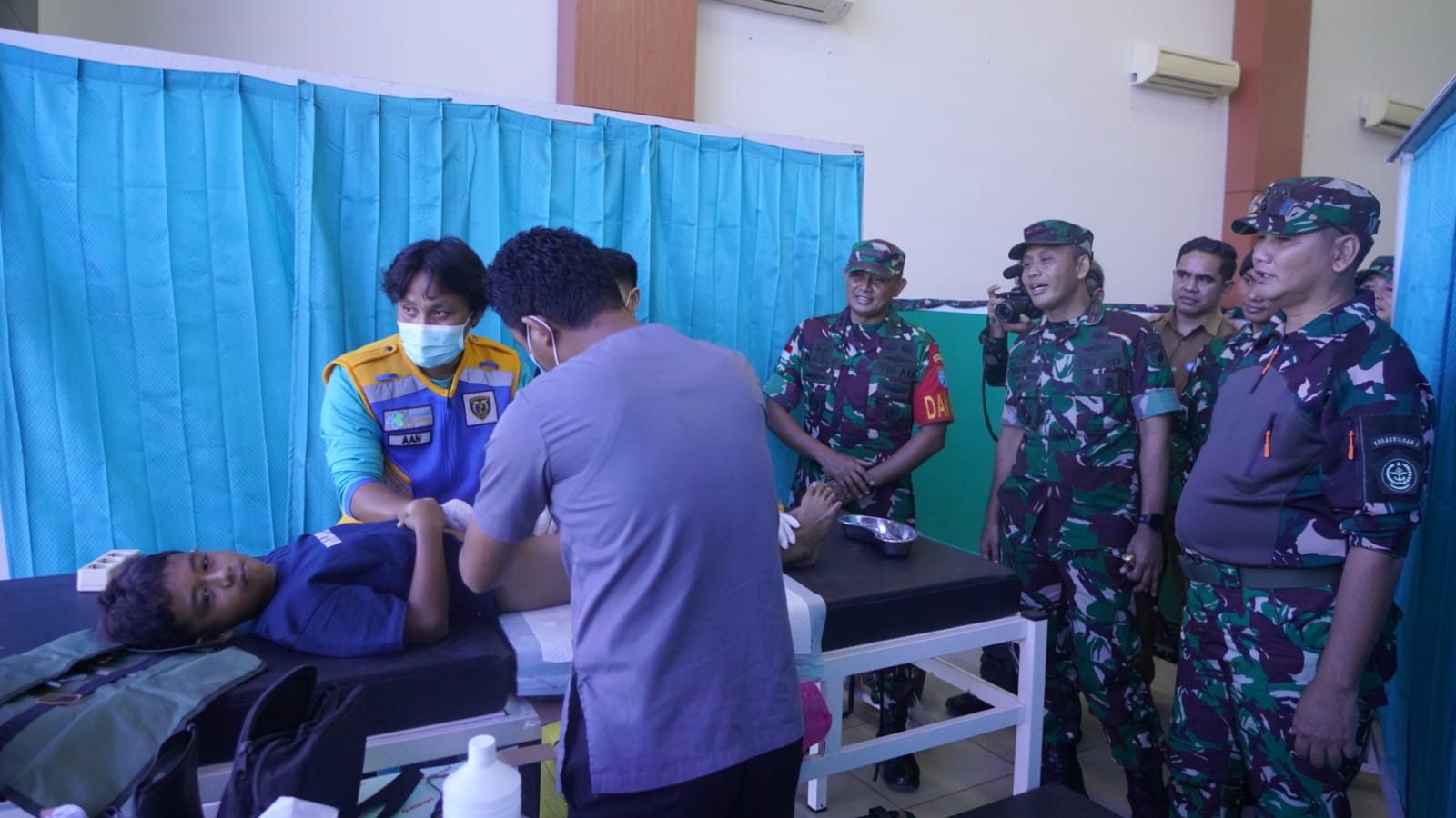 Petugas medis TNI memeriksa kesehatan warga dalam rangkaian kegiatan bakti sosial di PLBN Nanga Badau, Kapuas Hulu, Selasa (8/7/2025). Foto: HO/Faktakalbar.id