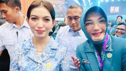 Ketua Tim Penggerak PKK Kota Pontianak Yanieta Arbiastutie bersama Istri Wakil Presiden Selvi Ananda pada Rakernas HKG PKK Ke X di Samarinda. Foto: HO/Faktakalbar.id