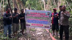 Petugas Polsek Mukok saat memberikan himbauan langsung kepada warga yang melakukan aktivitas PETI di Desa Inggis, Kecamatan Mukok. Foto: HO/Faktakalbar.id