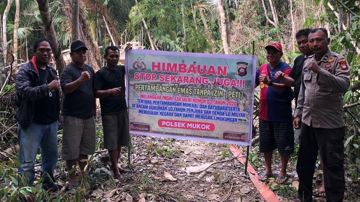 Petugas Polsek Mukok saat memberikan himbauan langsung kepada warga yang melakukan aktivitas PETI di Desa Inggis, Kecamatan Mukok. Foto: HO/Faktakalbar.id