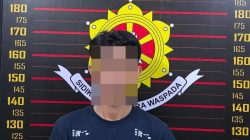 VR, kurir SiCepat saat ini tengah ditahan di Polsek Sungai Raya usai dirinya menganiaya seorang lansia berusia 60 tahun (Dok. Polres Kubu Raya)