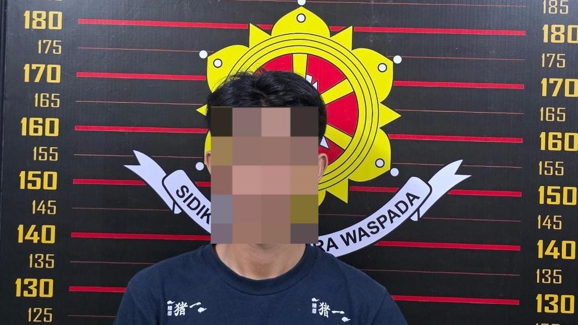 VR, kurir SiCepat saat ini tengah ditahan di Polsek Sungai Raya usai dirinya menganiaya seorang lansia berusia 60 tahun (Dok. Polres Kubu Raya)