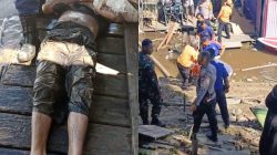 "Petugas gabungan Damkar Sanggau, TNI, BPBD, dan Polri sedang mengevakuasi mayat pria yang tersangkut di lanting Sungai Kapuas"