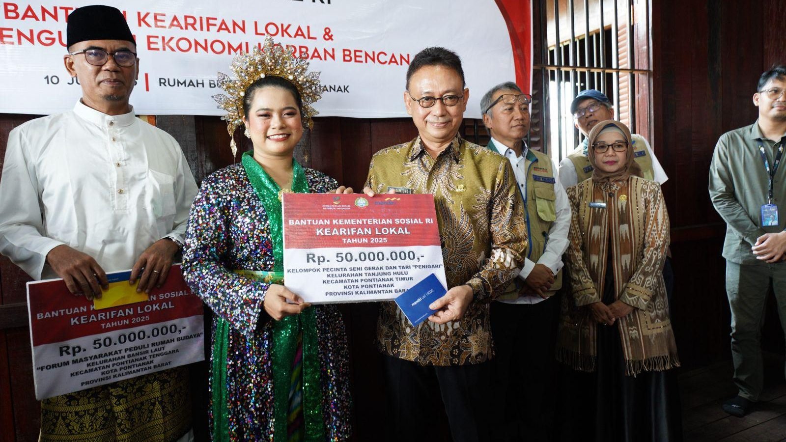 Wali Kota Pontianak Edi Rusdi Kamtono menyerahkan secara simbolis bantuan sosial dari Kemensos berupa uang tunai Rp50 juta kepada Kelompok Pecinta Seni Gerak dan Tari 'Penigari'. Foto: HO/Faktakalbar.id