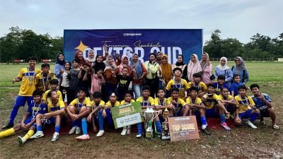 Pemain SSB Kapuas Khatulistiwa U-13 merayakan kemenangan usai meraih gelar juara di final Kalbar Junior League 2025. (Dok. SSB Kapuas Khatulistiwa)
