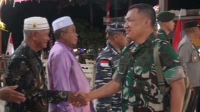 Pangkogabwilhan I Letjen TNI Kunto Arief Wibowo bersama anggota Yon Arhanud 1/PBC dan masyarakat di PLBN Aruk, Kabupaten Sambas, Kalimantan Barat, Rabu (9/7/2025). Foto: HO/Faktakalbar.id