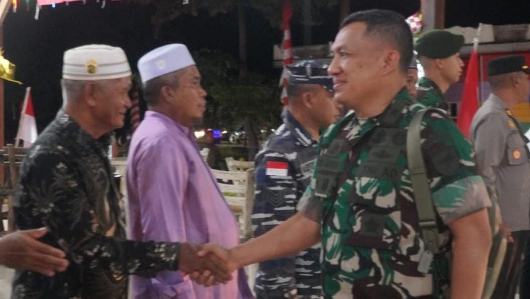 Pangkogabwilhan I Letjen TNI Kunto Arief Wibowo bersama anggota Yon Arhanud 1/PBC dan masyarakat di PLBN Aruk, Kabupaten Sambas, Kalimantan Barat, Rabu (9/7/2025). Foto: HO/Faktakalbar.id