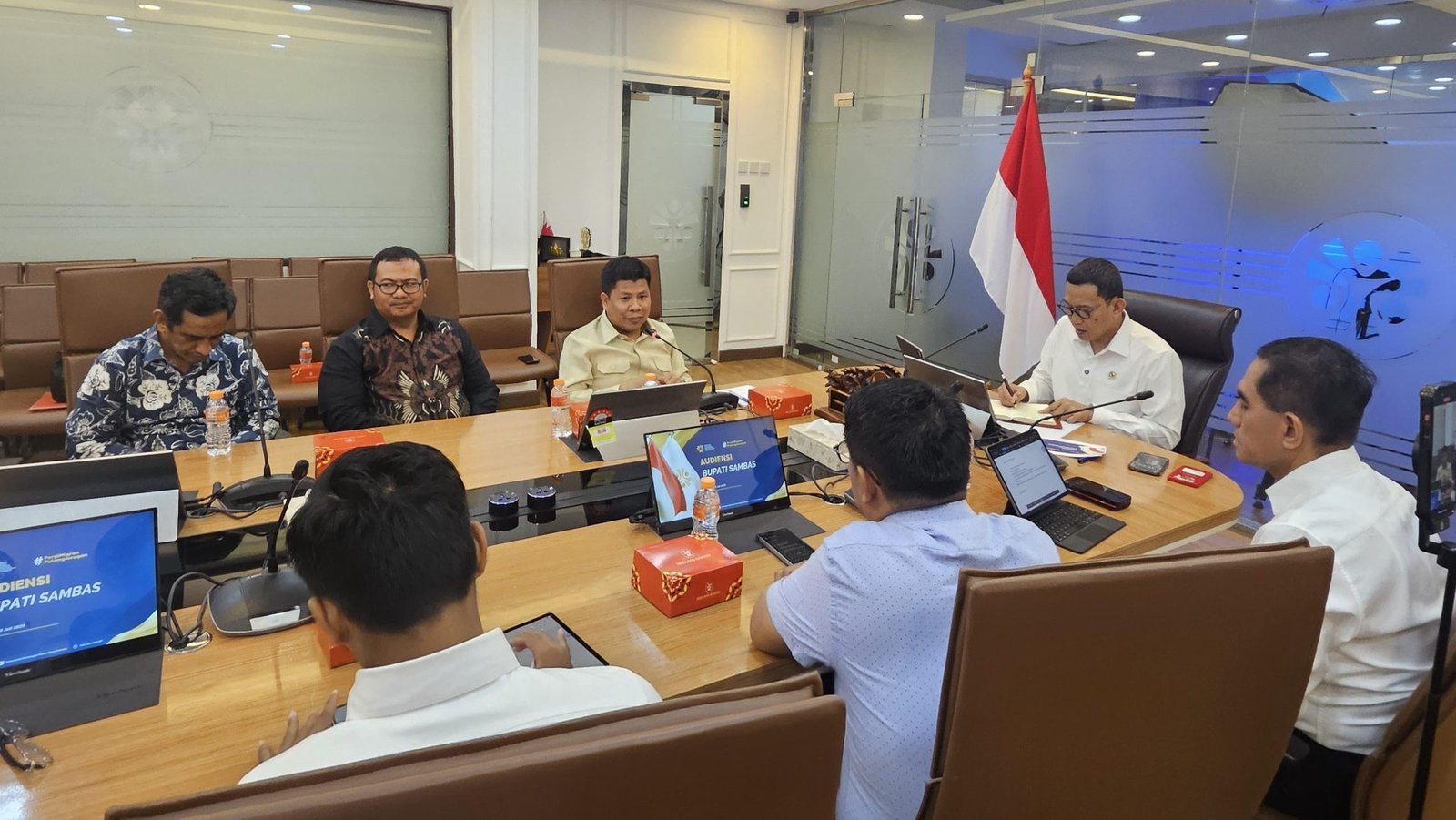 Bupati Sambas Satono bersama Menteri P2MI Abdul Kadir Karding saat membahas kerja sama perlindungan pekerja migran di Jakarta, Kamis (10/7/2025). Foto: HO/Faktakalbar.id