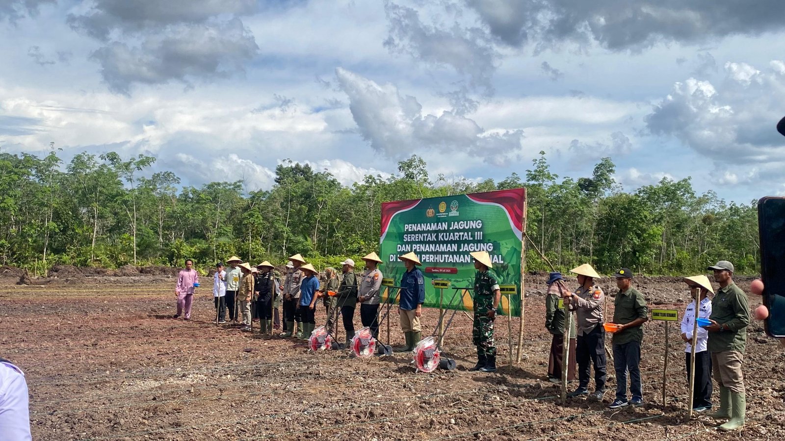 penamaman jagung kuartal III Polres Sambas dan Poktan Janur Kuning Desa Sungai Baru Kecamatan Teluk Keramat , Rabu (9/7/2025). (Dok. Faktakalbar.id)