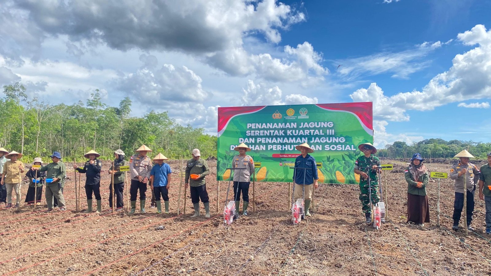 penamaman jagung kuartal III Polres Sambas dan Poktan Janur Kuning Desa Sungai Baru Kecamatan Teluk Keramat , Rabu (9/7/2025). (Dok. Faktakalbar.id)