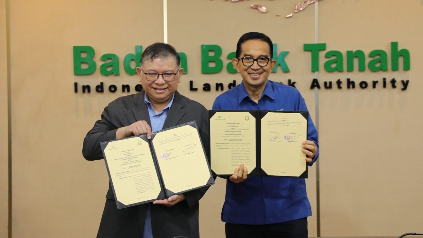 JAM-DATUN R. Narendra Jatna dan Kepala Badan Bank Tanah Parman Nataatmadja menandatangani kerja sama penanganan hukum di Jakarta, 10 Juli 2025. Foto: HO/Faktakalbar.id
