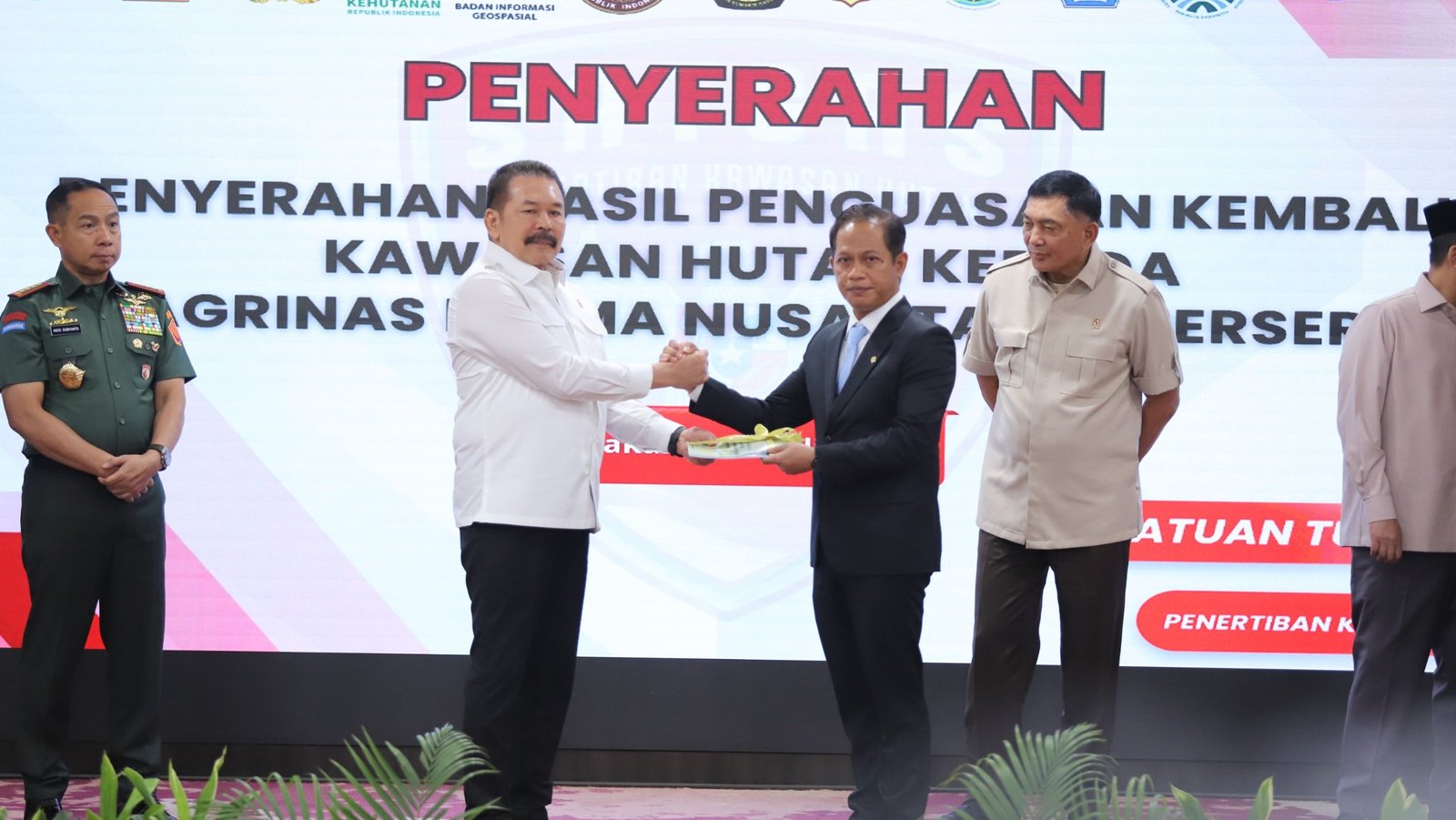 Penyerahan kawasan hutan tahap III oleh Satgas PKH kepada PT Agrinas Palma Nusantara, Rabu 9 Juli 2025 di Jakarta. (Dok. Kejaksaan Agung)