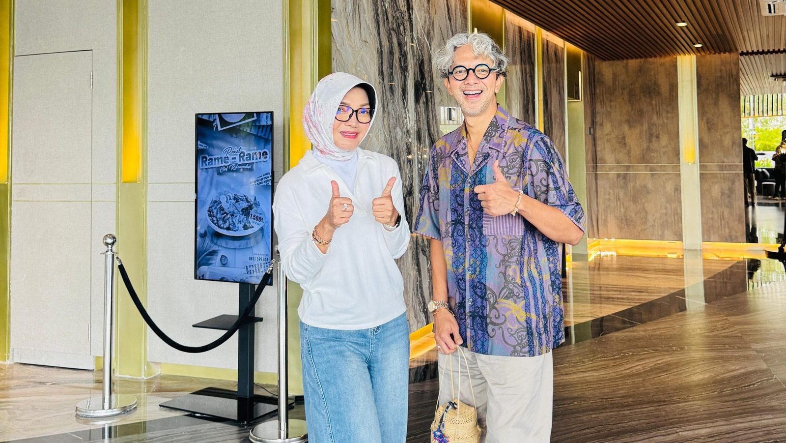 Ketua Dekranasda Kota Pontianak Yanieta Arbiastutie Kamtono saat bertemu Desainer Didiet Maulana di ajang Pameran HUT ke-45 Dekranas. Foto: HO/Faktakalbar.id