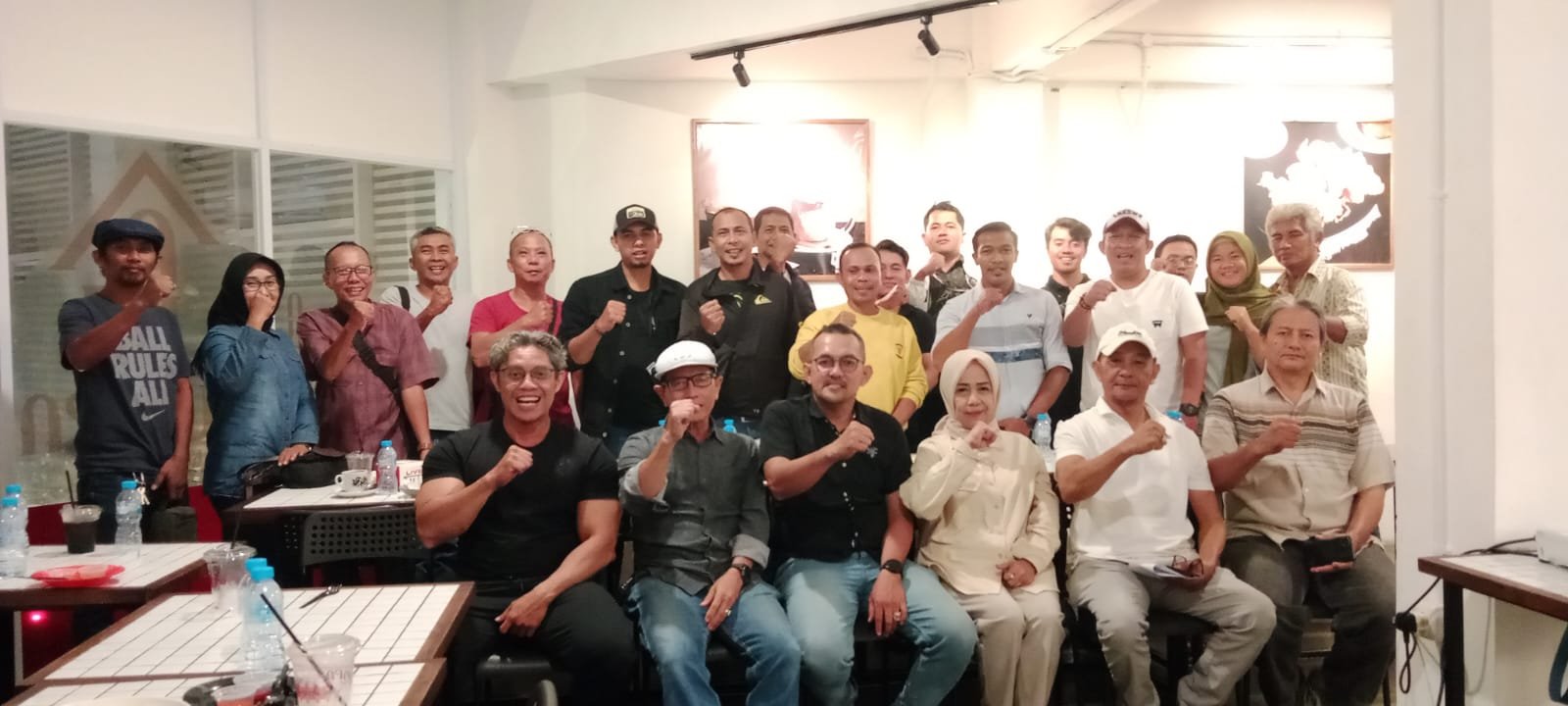 Sesi foto bersama para pengurus Cabor dalam acara “Coffee Night, Silaturahmi Pengurus Cabor Kota Pontianak” di Jumpa Coffeeshop, Jumat (11/7/2025). Foto: HO/Faktakalbar.id