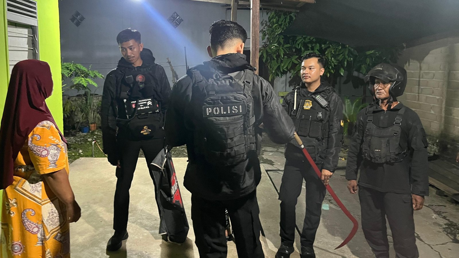 Petugas Tim Patroli Enggang Polresta Pontianak saat membubarkan remaja yang nongkrong di Jalan Ilham dan mengamankan sajam, Sabtu dini hari (12/7/2025). Foto: HO/Faktakalbar.id