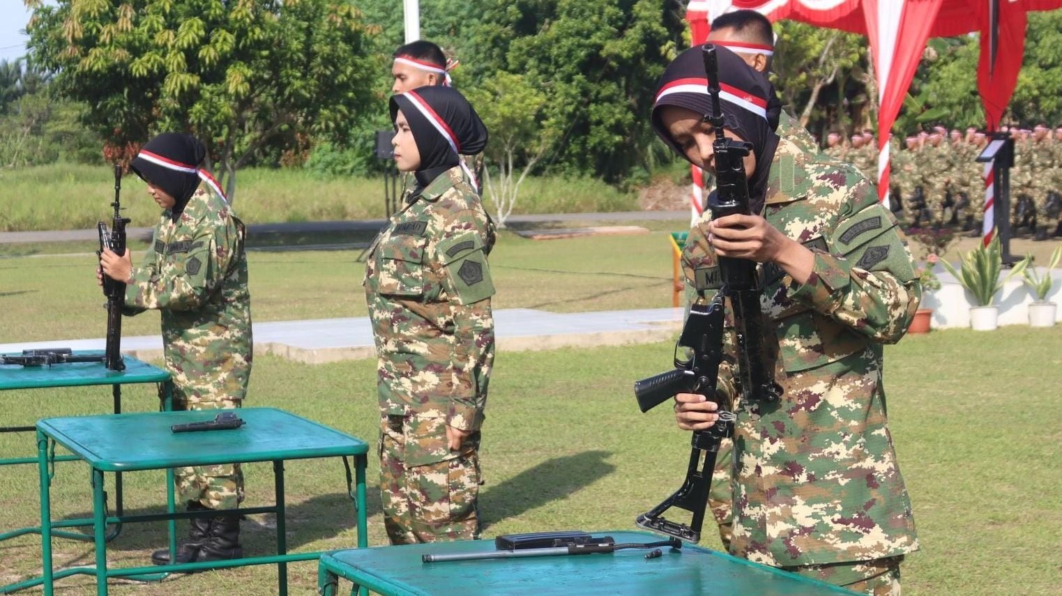Peserta SPPI Batch 3 mempelajari materi pelatihan fisik dan manajerial di Rindam XII/Tpr, Singkawang, sebagai bagian dari pendidikan dasar militer dan pembentukan komponen cadangan pertahanan negara. Foto: HO/Faktakalbar.id