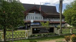 Tampak depan Gedung Dinas Pekerjaan Umum dan Penataan Ruang Kabupaten Mempawah, yang kini menjadi sorotan dalam penyidikan kasus dugaan korupsi proyek perbaikan jalan oleh KPK. (Dok. Ist)
