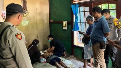 Petugas Polsek Kembayan saat melakukan olah TKP kasus gantung diri pria lansia di Dusun Simpang Jemongko, Sanggau. Foto: HO/Faktakalbar.id